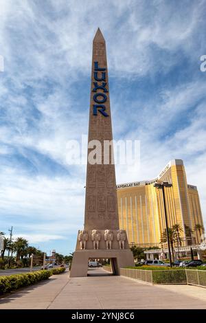 Las Vegas, USA - 18. April 2012: Der Obelisk vor dem Luxor Hotel und das luxuriöse Mandalay Bay Hotel and Casino, auf dem Strip, Paradise, Las vegas, N Stockfoto