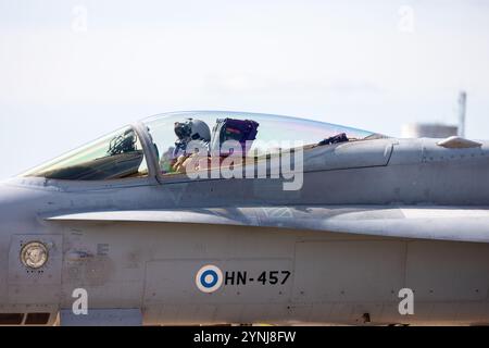 Eine Nahaufnahme eines Kampfpiloten, der im Cockpit eines Jets sitzt und durch die reflektierende Haube gefangen wurde. Der fortschrittliche Helm und der Fluganzug des Piloten emph Stockfoto