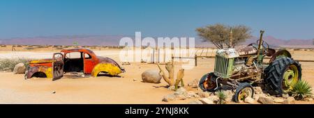 Panorama der Wracks von Autos und Traktoren in der Wüste Namib in Solitaire, Namibia Webbanner, Afrika Stockfoto