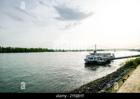 Blick auf die Rheinbrücke bei Emmerich am Rhein. Landschaft am Fluss am Abend mit einer Hängebrücke am Niederrhein. Stockfoto