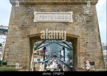 Porto, Portugal - 17. Juli 2024: Bogenförmige Steinmauer mit einem Schild auf der Luis-I-Brücke. Das alte Gebäude über dem Fluss Douro ist ein berühmtes Wahrzeichen in Th Stockfoto