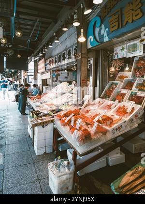 Belebter Outdoor Fish Market mit frischen Meeresfrüchten, eisreichen Krabben und lokalen Anbietern in pulsierendem urbanen Ambiente Stockfoto