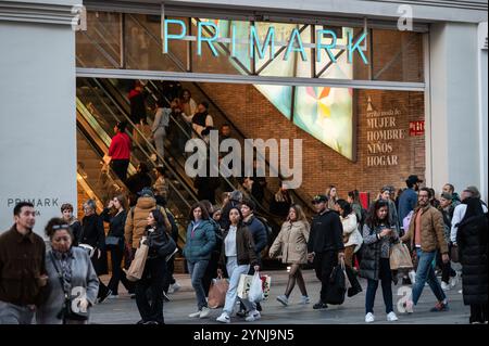 Madrid, Spanien. November 2024. Die Leute am Eingang des Primark Ladens am Black Friday. Quelle: Marcos del Mazo/Alamy Live News Stockfoto