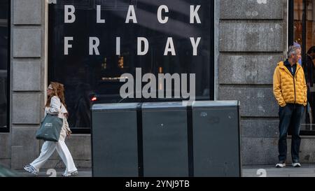 Madrid, Spanien. November 2024. Ein Geschäft mit einem Verkaufsschild für den Black Friday. Quelle: Marcos del Mazo/Alamy Live News Stockfoto