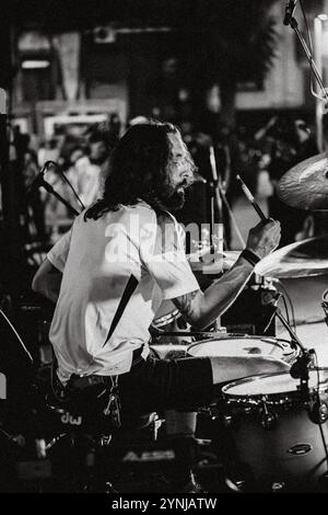 Dieses Bild wurde während einer Underground-Metal-Show in Montevidoeo Uruguay aufgenommen. Stockfoto