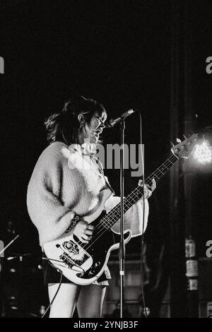 Dieses Bild wurde während einer Underground-Metal-Show in Montevidoeo Uruguay aufgenommen. Stockfoto