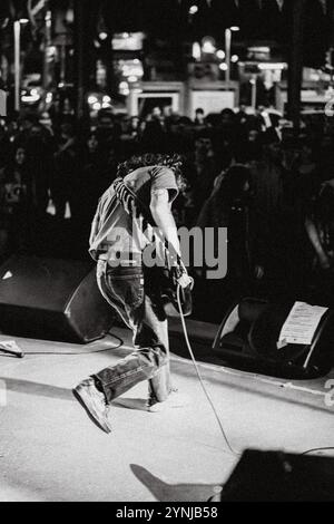 Dieses Bild wurde während einer Underground-Metal-Show in Montevidoeo Uruguay aufgenommen. Stockfoto