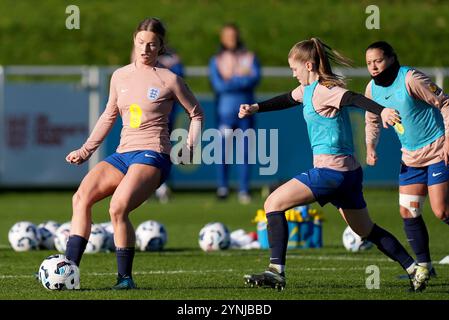 England Ruby Mace (links) und Jessica Park (rechts) während eines Trainings im St George's Park, Burton-on-Trent. Bilddatum: Dienstag, 26. November 2024. Stockfoto