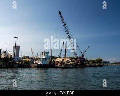 Holzscheite am Pier im Hafen von greenport Long Island New york Panorama Stockfoto