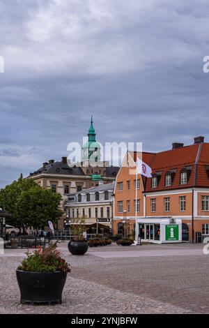 Malerischer Blick auf Stortorget, den Haupt- oder Marktplatz, mit Blick auf das Touristeninformationsbüro, Karlskrona, Blekinge län, Schweden. Stockfoto