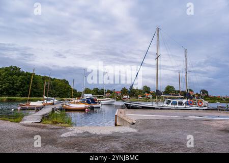 Kleiner Bootshafen auf der Insel Saltö mit Blick auf die berühmte Kleingartenkolonie Brändaholm, Karlskrona, Blekinge län, Schweden. Stockfoto