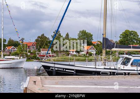 Kleiner Bootshafen auf der Insel Saltö mit Blick auf die berühmte Kleingartenkolonie Brändaholm, Karlskrona, Blekinge län, Schweden. Stockfoto