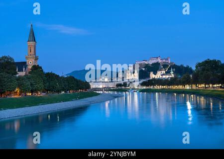 Die Altstadt von Salzburg bei Nacht zur blauen Stunde mit der Festung Hohensalzburg im Hintergrund - mit Salzach Stockfoto