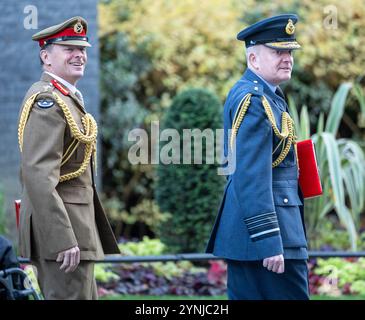 London, Großbritannien. November 2024. Militärchefs in der Downing Street treffen sich mit Kier Starmer, Premierminister, London, Chief Marshal der britischen Luftfahrt Sir Richard Knighton, Leiter der britischen Luftwaffe (rechts) Credit: Ian Davidson/Alamy Live News Stockfoto