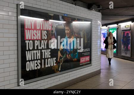 London, Großbritannien. November 2024. Die Plakate der Kampagne „würde im Sterben“ sind in der U-Bahnstation Westminster vor der Abstimmung des „Assisted Dying Bill“ im Parlament am Freitag zu sehen. Quelle: Eleventh Photography/Alamy Live News Stockfoto