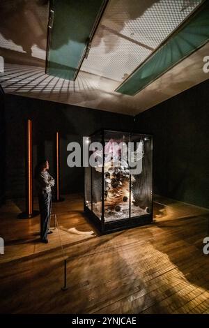 London, Großbritannien. November 2024. Lines of Power and the Bride von Liliane Lijn - Tate Modern's neue Ausstellung Electric Dreams: Art and Technology Before the Internet. Die Show feiert die frühen Innovatoren optischer, kinetischer, programmierter und digitaler Kunst, die eine neue Ära immersiver sensorischer Installationen und automatisch generierter Werke einleiteten. Guy Bell/Alamy Live News Stockfoto