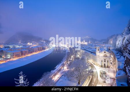 Panorama über den Winter - die Altstadt von Salzburg bei Nacht zur blauen Stunde mit der Festung Hohensalzburg im Hintergrund Stockfoto