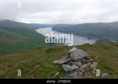 Haweswater Lake von „Eagle Crag“ über „Rough Crag“ auf der Route zur „High Street“ Range of Hills von Mardale im Lake District National Park. Stockfoto