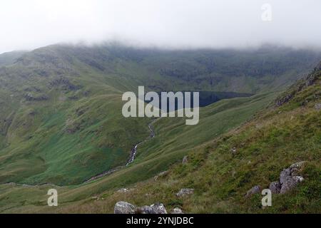 Blea Water Lake von „Rough Crag“ auf dem Weg zur „High Street“ Range of Hills von Mardale im Lake District National Park, Cumbria, England, Großbritannien Stockfoto