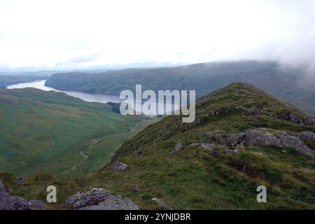 Haweswater Lake von „Eagle Crag“ über „Rough Crag“ auf der Route zur „High Street“ Range of Hills von Mardale im Lake District National Park. Stockfoto