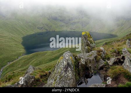 Blea Water Lake von „Rough Crag“ auf dem Weg zur „High Street“ Range of Hills von Mardale im Lake District National Park, Cumbria, England, Großbritannien Stockfoto