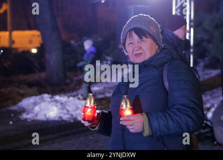 KIEW, UKRAINE - 23. NOVEMBER 2024 - Eine Frau hält Mahnlaternen im Holodomor-Museum während der Aktion Licht die Kerze am Gedenktag der Holodomor-Opfer in Kiew, Hauptstadt der Ukraine. Am vierten Samstag im November zollt die Ukraine den Ukrainern Tribut, die während der von Menschenhand verursachten Hungersnot von 1932-1933 und den Massenhungersnöten von 1921-1923 und 1946-1947 getötet wurden, mit einem Moment der Stille und des Anzündens von Kerzen. Der Holodomor wird als Völkermord der ukrainischen Nation anerkannt. Stockfoto