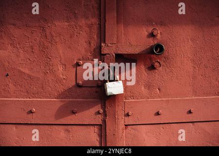 Verriegeln Sie die roten Garagentore. Hochwertige Fotos Stockfoto