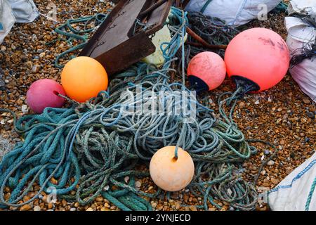 Das Fischerboot schwimmt Netze und Seile Stockfoto