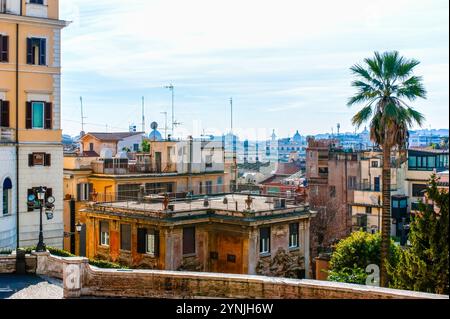 Blick auf die alten Häuser von der Terrasse auf der Piazza della Trinita dei Monti über der Spanischen Treppe, Rom, Italien Stockfoto