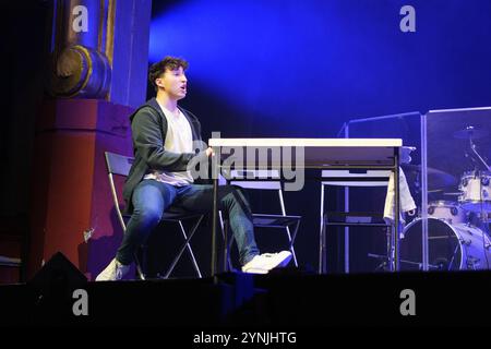 Madrid, Spanien. November 2024. A Moment from 'Alan, the Musical', eine Geschichte, die auf realen Ereignissen über Mobbing und Transphobie im Reina Victoria Theatre in Madrid basiert 26. November 2024 Spanien Credit: SIPA USA/Alamy Live News Stockfoto