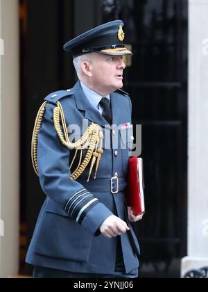 London, Vereinigtes Königreich. November 2024. Air Chief Marshal Sir Richard Knighton, Leiter der britischen Luftwaffe, verlässt die Nummer 10 vor der Kabinettssitzung. Quelle: Uwe Deffner/Alamy Live News Stockfoto