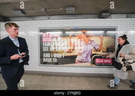 London, Großbritannien. 26 . November 2024 Menschen gehen an Plakatwänden der Londoner Underground vorbei und setzen sich für Sterbehilfe ein . Die Plakatwände wurden von der Organisation Dignity in Dying gefördert, die die Gesetzgebung zur Unterstützung des Sterbens unterstützt, was bei den Abgeordneten Wut auslöste, die Bedenken über die von beiden Seiten der Debatte angewandte "unangemessene" Taktik äußerten. Gutschrift. Amer Ghazzal/Alamy Live News Stockfoto