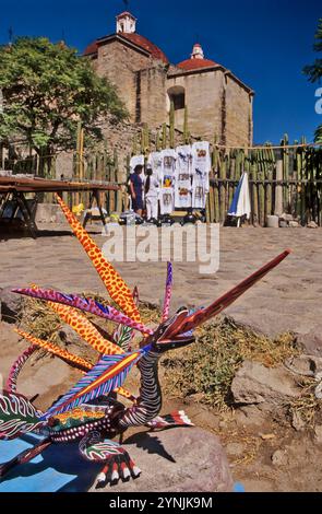 Holzschnitzereien ausgestellt, Marktstand in der Nähe von Grupo de la Iglesia (Kirchenkomplex), Mitla, in der Nähe von Oaxaca, Bundesstaat Oaxaca, Mexiko Stockfoto