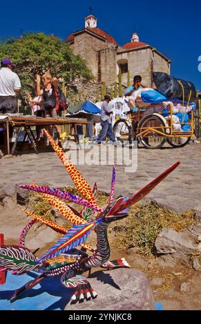 Holzschnitzereien ausgestellt, Marktstand in der Nähe von Grupo de la Iglesia (Kirchenkomplex), Mitla, in der Nähe von Oaxaca, Bundesstaat Oaxaca, Mexiko Stockfoto