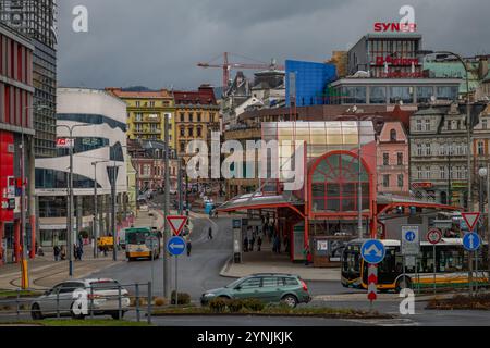 Stadtzentrum im Herbst nasser frischer Morgen in Liberec CZ 11 20 2024 Stockfoto