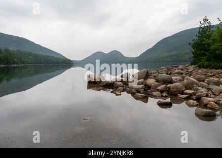 Beschauliche Reflexionen am Jordan Pond in der malerischen Landschaft des Acadia-Nationalparks. Stockfoto