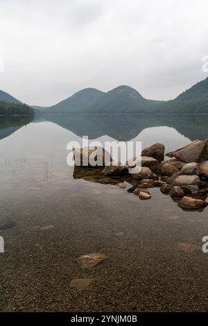 Beschauliche Reflexionen am Jordan Pond in der malerischen Landschaft des Acadia-Nationalparks. Stockfoto