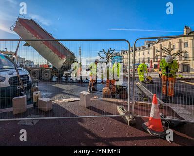 Torquay, Großbritannien. 26. November 2024. Die Bauarbeiten werden entlang der Küste in Torquay fortgesetzt, da die Hauptstraße durch die Stadt für den Verkehr gesperrt ist. Entlang des Hafens wird ein neuer breiterer Fußgängerweg gebaut, um das Besuchererlebnis zu verbessern. Das bedeutet, dass die Straße auf zwei Fahrspuren begrenzt wird. Stockfoto