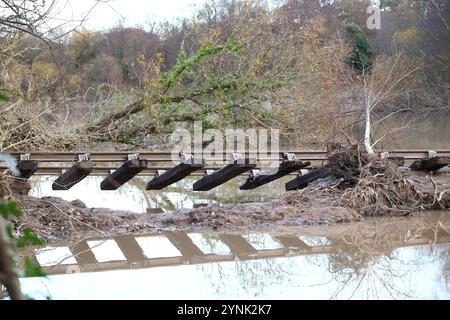 Stover Canal, Newton Abbot, Devon, Großbritannien. November 2024. Wetter in Großbritannien: Sturm Bert folgt der Bahnstrecke, die nach starkem Schnee und Überschwemmungen am Stover Canal, Newton Abbot, Devon, weggespült wird. Der Radweg, der Fußweg und die Bahnstrecke sind bis auf weiteres gesperrt. Credit: Nidpor/Alamy Live News Stockfoto