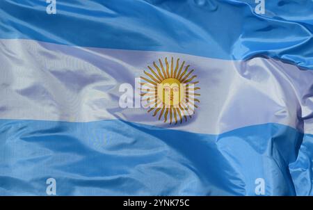 Nahaufnahme der Nationalflagge Argentiniens, flattert im Wind mit Falten, Wellenmuster Stockfoto