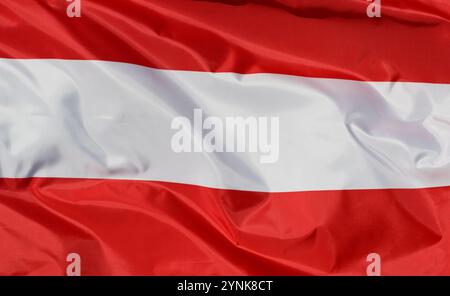 Nahaufnahme der Nationalflagge Österreichs, flatternd im Wind mit Falten, Wellenmuster Stockfoto