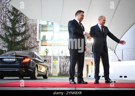 Berlin, Deutschland. November 2024. Bundeskanzler Olaf Scholz (SPD, r) begrüßt Sadir Japarov, den Präsidenten der Kirgisischen Republik, zu einem Treffen vor dem Bundeskanzleramt. Quelle: Sebastian Christoph Gollnow/dpa/Alamy Live News Stockfoto