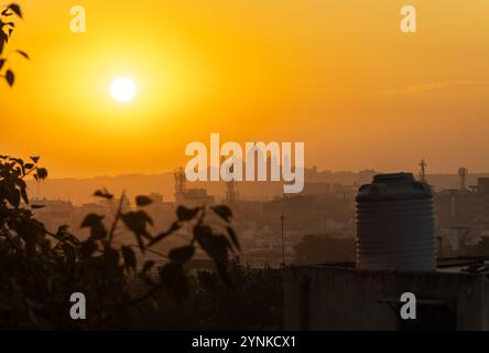 Sonnenaufgang orange Himmel über Stadtfestung Schatten bei Sonnenaufgang aus flachem Winkel ist jodhpur rajasthan indien. Stockfoto