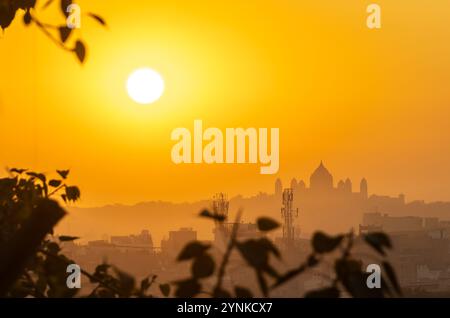 Sonnenaufgang orange Himmel über Stadtfestung Schatten bei Sonnenaufgang aus flachem Winkel ist jodhpur rajasthan indien. Stockfoto