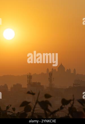 Sonnenaufgang orange Himmel über Stadtfestung Schatten bei Sonnenaufgang aus flachem Winkel ist jodhpur rajasthan indien. Stockfoto