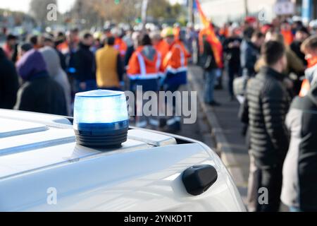 Essen, Deutschland. November 2024. Stahlarbeiter-Mahnwache vor dem Werkstor, Ziel 1, ThyssenKrupp Steel, Personalabbau, Stahlarbeiter, Demonstration, Demo, ThyssenKrupp Steel Duisburg, 26. November 2024, Quelle: dpa/Alamy Live News Stockfoto