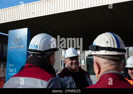 Essen, Deutschland. November 2024. Stahlarbeiter-Mahnwache vor dem Werkstor, Ziel 1, ThyssenKrupp Steel, Personalabbau, Stahlarbeiter, Demonstration, Demo, ThyssenKrupp Steel Duisburg, 26. November 2024, Quelle: dpa/Alamy Live News Stockfoto