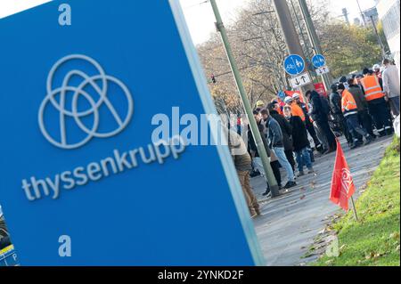 Essen, Deutschland. November 2024. Stahlarbeiter-Mahnwache vor dem Werkstor, Ziel 1, ThyssenKrupp Steel, Personalabbau, Stahlarbeiter, Demonstration, Demo, ThyssenKrupp Steel Duisburg, 26. November 2024, Quelle: dpa/Alamy Live News Stockfoto