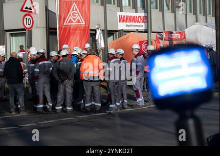 Essen, Deutschland. November 2024. Stahlarbeiter-Mahnwache vor dem Werkstor, Ziel 1, ThyssenKrupp Steel, Personalabbau, Stahlarbeiter, Demonstration, Demo, ThyssenKrupp Steel Duisburg, 26. November 2024, Quelle: dpa/Alamy Live News Stockfoto