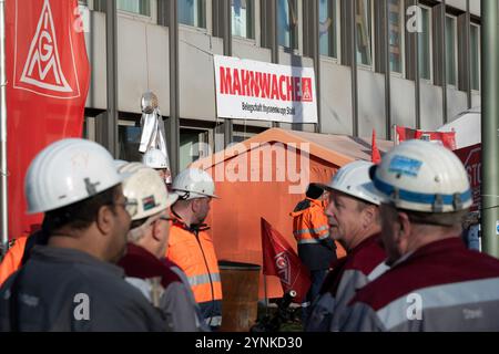 Essen, Deutschland. November 2024. Stahlarbeiter-Mahnwache vor dem Werkstor, Ziel 1, ThyssenKrupp Steel, Personalabbau, Stahlarbeiter, Demonstration, Demo, ThyssenKrupp Steel Duisburg, 26. November 2024, Quelle: dpa/Alamy Live News Stockfoto